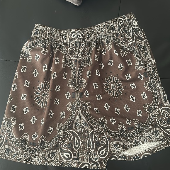 SCREENPRINTED PAISLEY TWO-TONE BROWN SHORTS - Picture 4 of 6